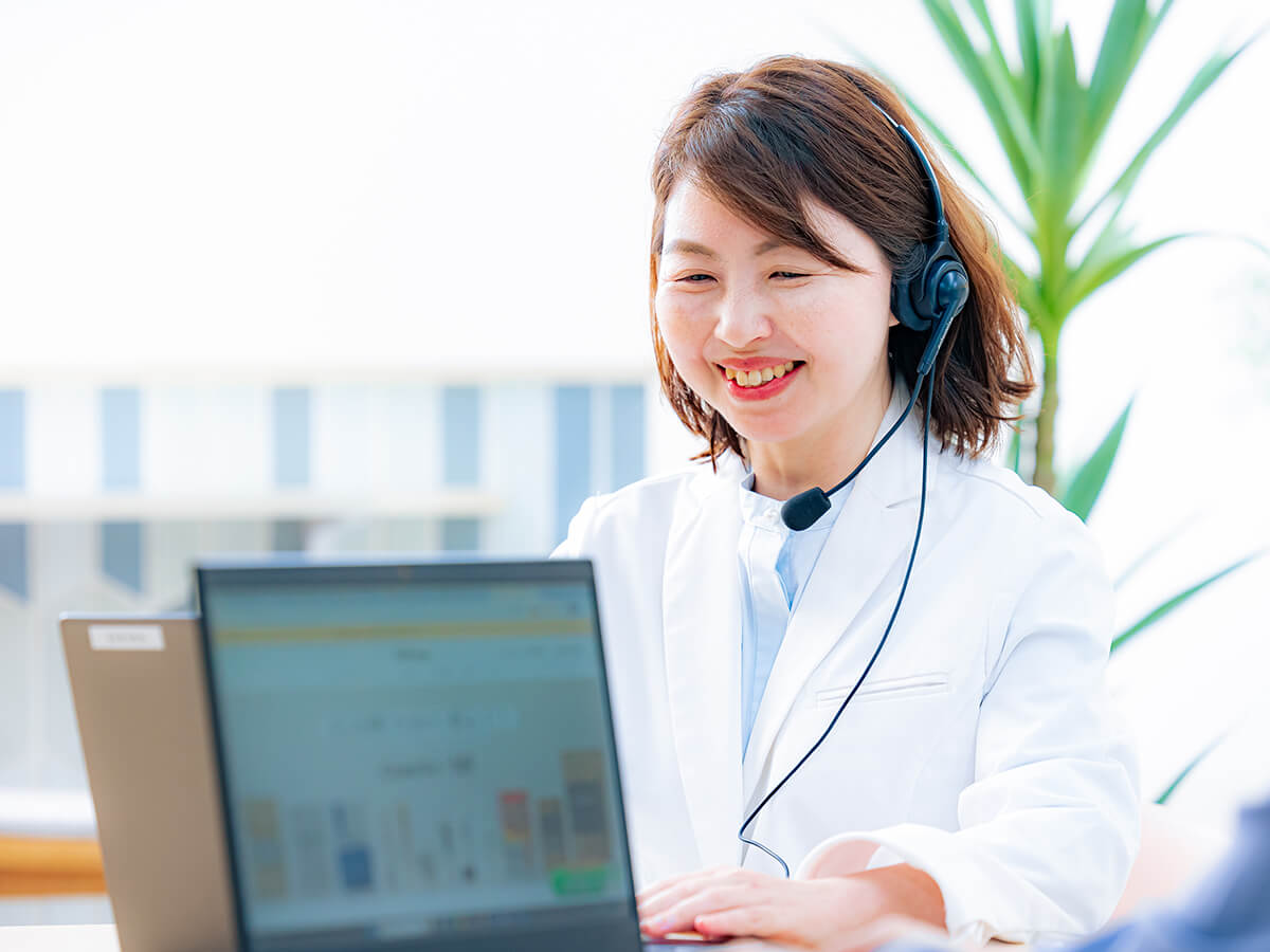 顧客に連絡するスタッフ