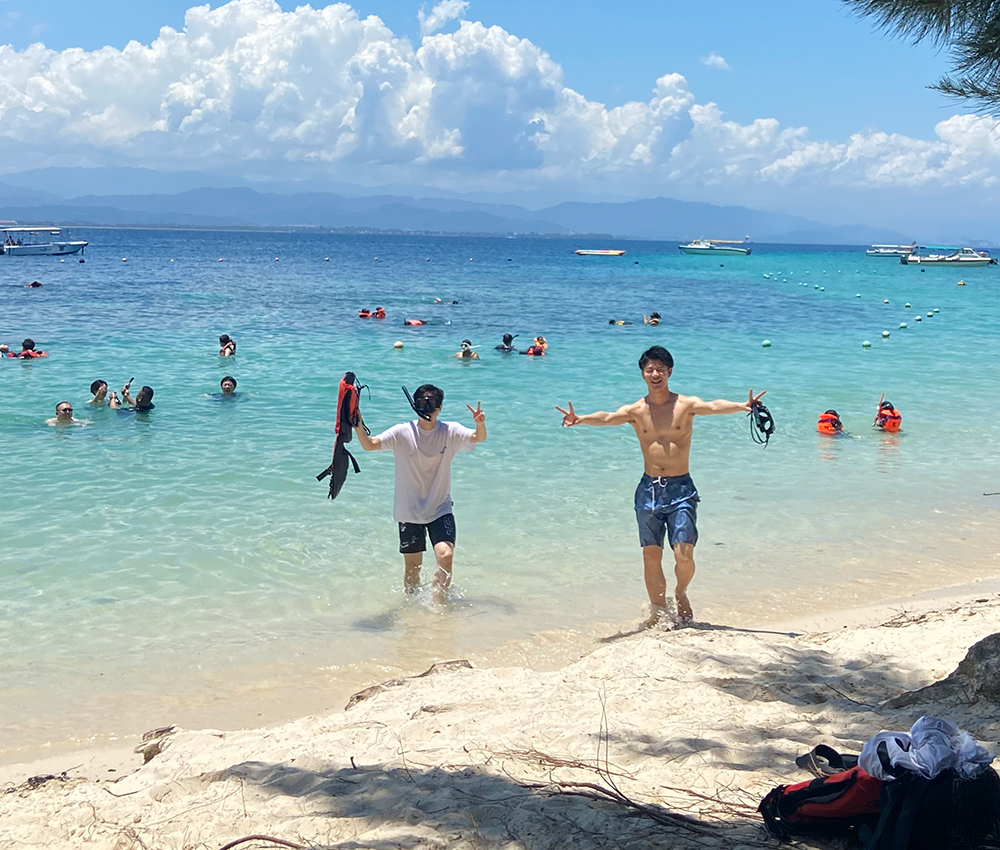 海で遊ぶ楽しそうなNRスタッフ