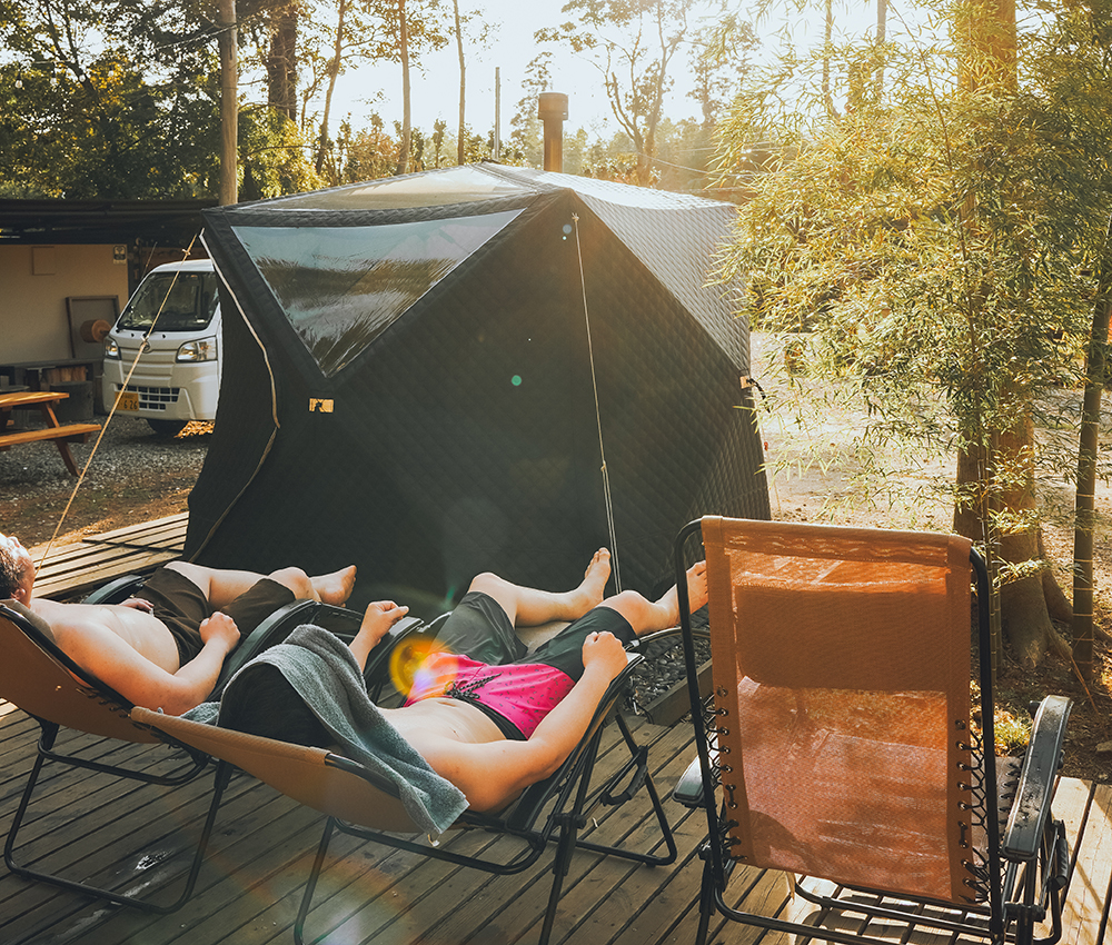 キャンプをするNRスタッフ