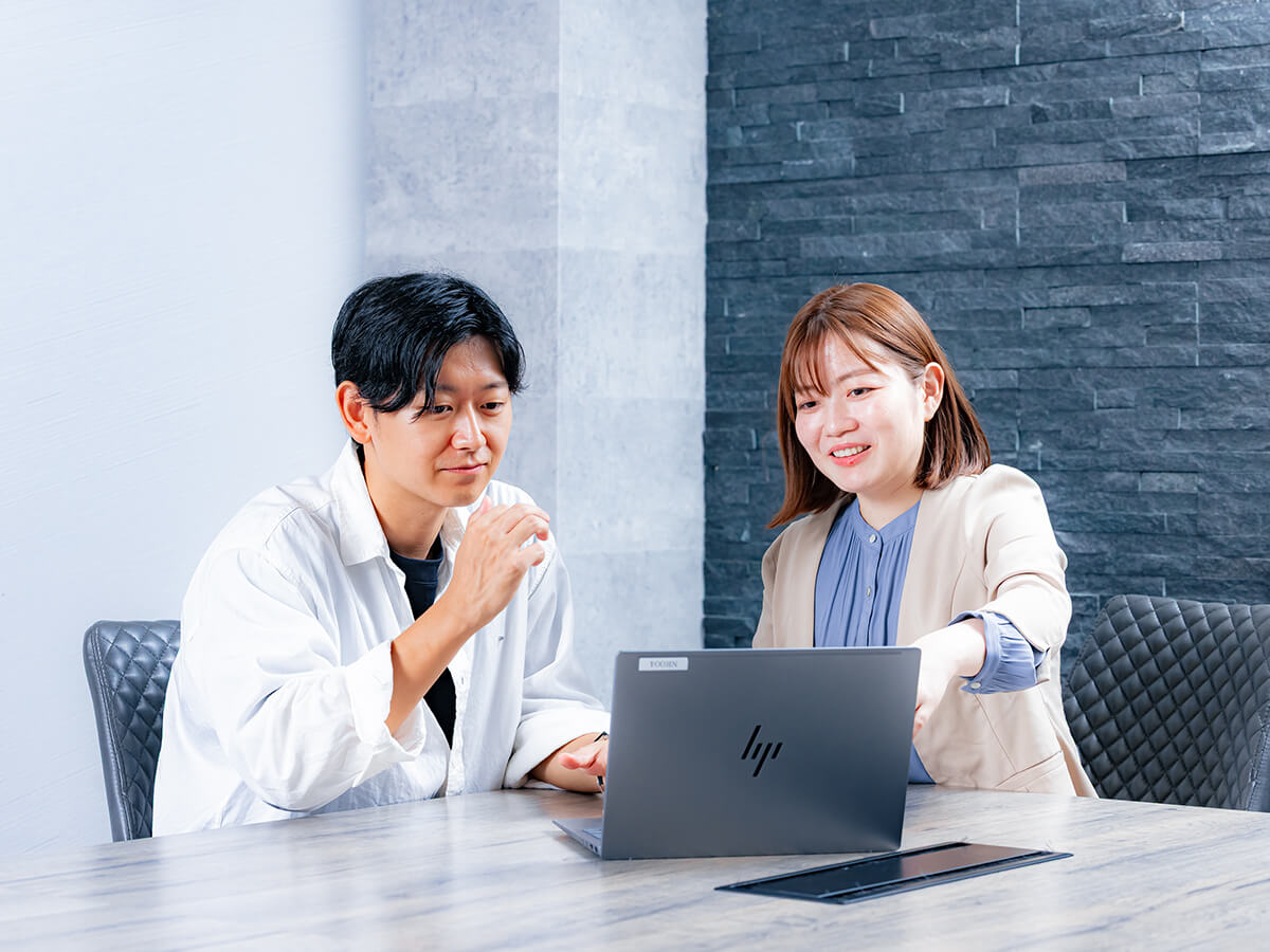 広告運用にについて話し合うスタッフ